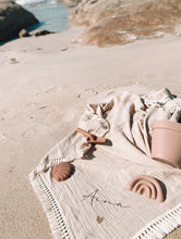 Charger l'image dans la galerie, Couverture/Fouta à franges
< img src =https://cdn.shopify.com/s/files/1/0264/4331/7284/files/TYPO_TYPO_TYPO_2020_f0ea7750-d775-4365-9ad6-22312b875fea.jpg?v=1609341423