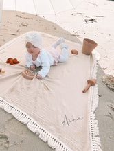 Charger l'image dans la galerie, Couverture/Fouta à franges
< img src =https://cdn.shopify.com/s/files/1/0264/4331/7284/files/TYPO_TYPO_TYPO_2020_f0ea7750-d775-4365-9ad6-22312b875fea.jpg?v=1609341423