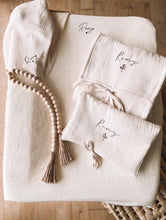 Charger l'image dans la galerie, Range couches - Gaze de coton/lin
< img src =https://cdn.shopify.com/s/files/1/0264/4331/7284/files/TYPO_TYPO_TYPO_2020_f0ea7750-d775-4365-9ad6-22312b875fea.jpg?v=1609341423