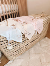 Charger l'image dans la galerie, Attache tétine - Gaze de coton
< img src =https://cdn.shopify.com/s/files/1/0264/4331/7284/files/TYPO_TYPO_TYPO_2020_f0ea7750-d775-4365-9ad6-22312b875fea.jpg?v=1609341423