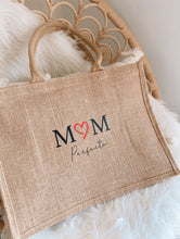 Charger l'image dans la galerie, Sac en Jute - Collection Maman & Mum
< img src =https://cdn.shopify.com/s/files/1/0264/4331/7284/files/TYPO_TYPO_TYPO_2020_f0ea7750-d775-4365-9ad6-22312b875fea.jpg?v=1609341423