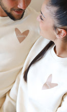 Charger l'image dans la galerie, Sweat beige "Famille"
< img src =https://cdn.shopify.com/s/files/1/0264/4331/7284/files/TYPO_TYPO_TYPO_2020_f0ea7750-d775-4365-9ad6-22312b875fea.jpg?v=1609341423