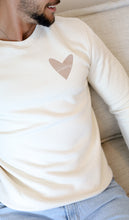 Charger l'image dans la galerie, Sweat beige "Famille"
< img src =https://cdn.shopify.com/s/files/1/0264/4331/7284/files/TYPO_TYPO_TYPO_2020_f0ea7750-d775-4365-9ad6-22312b875fea.jpg?v=1609341423