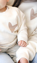 Charger l'image dans la galerie, Sweat beige "Famille"
< img src =https://cdn.shopify.com/s/files/1/0264/4331/7284/files/TYPO_TYPO_TYPO_2020_f0ea7750-d775-4365-9ad6-22312b875fea.jpg?v=1609341423