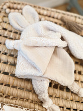 Charger l'image dans la galerie, Doudou "Moumoute"
< img src =https://cdn.shopify.com/s/files/1/0264/4331/7284/files/TYPO_TYPO_TYPO_2020_f0ea7750-d775-4365-9ad6-22312b875fea.jpg?v=1609341423