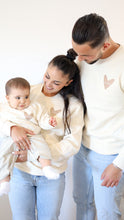 Charger l'image dans la galerie, Sweat beige "Famille"
< img src =https://cdn.shopify.com/s/files/1/0264/4331/7284/files/TYPO_TYPO_TYPO_2020_f0ea7750-d775-4365-9ad6-22312b875fea.jpg?v=1609341423