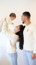 Charger l'image dans la galerie, Sweat beige "Famille"
< img src =https://cdn.shopify.com/s/files/1/0264/4331/7284/files/TYPO_TYPO_TYPO_2020_f0ea7750-d775-4365-9ad6-22312b875fea.jpg?v=1609341423
