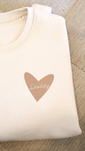 Charger l'image dans la galerie, Sweat beige "Famille"
< img src =https://cdn.shopify.com/s/files/1/0264/4331/7284/files/TYPO_TYPO_TYPO_2020_f0ea7750-d775-4365-9ad6-22312b875fea.jpg?v=1609341423