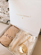 Charger l'image dans la galerie, Box femme "Témoin, DH"
< img src =https://cdn.shopify.com/s/files/1/0264/4331/7284/files/TYPO_TYPO_TYPO_2020_f0ea7750-d775-4365-9ad6-22312b875fea.jpg?v=1609341423