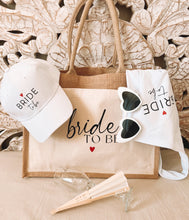 Charger l'image dans la galerie, Box "EVJF"
< img src =https://cdn.shopify.com/s/files/1/0264/4331/7284/files/TYPO_TYPO_TYPO_2020_f0ea7750-d775-4365-9ad6-22312b875fea.jpg?v=1609341423