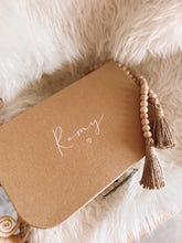 Charger l'image dans la galerie, Valisette carton
< img src =https://cdn.shopify.com/s/files/1/0264/4331/7284/files/TYPO_TYPO_TYPO_2020_f0ea7750-d775-4365-9ad6-22312b875fea.jpg?v=1609341423