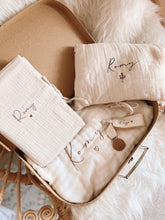 Charger l'image dans la galerie, Box naissance - "Mes essentiels"
< img src =https://cdn.shopify.com/s/files/1/0264/4331/7284/files/TYPO_TYPO_TYPO_2020_f0ea7750-d775-4365-9ad6-22312b875fea.jpg?v=1609341423