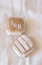 Charger l'image dans la galerie, Boite à alliances velours
< img src =https://cdn.shopify.com/s/files/1/0264/4331/7284/files/TYPO_TYPO_TYPO_2020_f0ea7750-d775-4365-9ad6-22312b875fea.jpg?v=1609341423