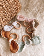 Charger l'image dans la galerie, Anneau de dentition - Gaze et douillette
< img src =https://cdn.shopify.com/s/files/1/0264/4331/7284/files/TYPO_TYPO_TYPO_2020_f0ea7750-d775-4365-9ad6-22312b875fea.jpg?v=1609341423