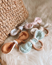 Charger l'image dans la galerie, Anneau de dentition - Gaze et douillette
< img src =https://cdn.shopify.com/s/files/1/0264/4331/7284/files/TYPO_TYPO_TYPO_2020_f0ea7750-d775-4365-9ad6-22312b875fea.jpg?v=1609341423