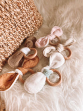 Charger l'image dans la galerie, Anneau de dentition - Gaze et douillette
< img src =https://cdn.shopify.com/s/files/1/0264/4331/7284/files/TYPO_TYPO_TYPO_2020_f0ea7750-d775-4365-9ad6-22312b875fea.jpg?v=1609341423