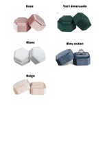 Charger l'image dans la galerie, Boite à alliances velours & miroir
< img src =https://cdn.shopify.com/s/files/1/0264/4331/7284/files/TYPO_TYPO_TYPO_2020_f0ea7750-d775-4365-9ad6-22312b875fea.jpg?v=1609341423