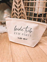 Charger l'image dans la galerie, Pochette avec soufflée - Bride Tribe
< img src =https://cdn.shopify.com/s/files/1/0264/4331/7284/files/TYPO_TYPO_TYPO_2020_f0ea7750-d775-4365-9ad6-22312b875fea.jpg?v=1609341423