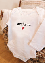 Charger l'image dans la galerie, Body bébé blanc « Double police »
< img src =https://cdn.shopify.com/s/files/1/0264/4331/7284/files/TYPO_TYPO_TYPO_2020_f0ea7750-d775-4365-9ad6-22312b875fea.jpg?v=1609341423