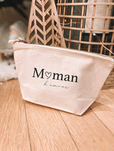 Charger l'image dans la galerie, Pochette avec soufflée - Collection Mum ou Maman
< img src =https://cdn.shopify.com/s/files/1/0264/4331/7284/files/TYPO_TYPO_TYPO_2020_f0ea7750-d775-4365-9ad6-22312b875fea.jpg?v=1609341423