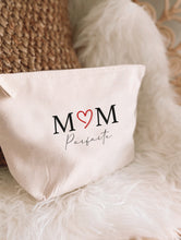 Charger l'image dans la galerie, Pochette avec soufflée - Collection Mum ou Maman
< img src =https://cdn.shopify.com/s/files/1/0264/4331/7284/files/TYPO_TYPO_TYPO_2020_f0ea7750-d775-4365-9ad6-22312b875fea.jpg?v=1609341423