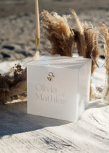 Charger l'image dans la galerie, Urne plexi Transparent/Givrée
< img src =https://cdn.shopify.com/s/files/1/0264/4331/7284/files/TYPO_TYPO_TYPO_2020_f0ea7750-d775-4365-9ad6-22312b875fea.jpg?v=1609341423