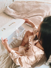 Charger l'image dans la galerie, Love box Prestige
< img src =https://cdn.shopify.com/s/files/1/0264/4331/7284/files/TYPO_TYPO_TYPO_2020_f0ea7750-d775-4365-9ad6-22312b875fea.jpg?v=1609341423