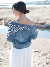 Charger l'image dans la galerie, Veste en jean "Perles"
< img src =https://cdn.shopify.com/s/files/1/0264/4331/7284/files/TYPO_TYPO_TYPO_2020_f0ea7750-d775-4365-9ad6-22312b875fea.jpg?v=1609341423