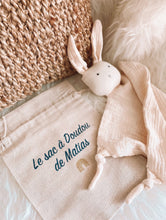 Charger l'image dans la galerie, Pochons en lin
< img src =https://cdn.shopify.com/s/files/1/0264/4331/7284/files/TYPO_TYPO_TYPO_2020_f0ea7750-d775-4365-9ad6-22312b875fea.jpg?v=1609341423