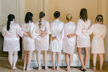 Charger l'image dans la galerie, Kimono - Peignoir brodé
< img src =https://cdn.shopify.com/s/files/1/0264/4331/7284/files/TYPO_TYPO_TYPO_2020_f0ea7750-d775-4365-9ad6-22312b875fea.jpg?v=1609341423