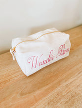 Charger l'image dans la galerie, Trousse
< img src =https://cdn.shopify.com/s/files/1/0264/4331/7284/files/TYPO_TYPO_TYPO_2020_f0ea7750-d775-4365-9ad6-22312b875fea.jpg?v=1609341423