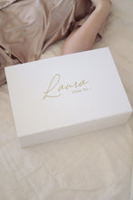 Charger l'image dans la galerie, Box femme "Témoin, DH"
< img src =https://cdn.shopify.com/s/files/1/0264/4331/7284/files/TYPO_TYPO_TYPO_2020_f0ea7750-d775-4365-9ad6-22312b875fea.jpg?v=1609341423