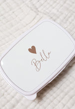 Charger l'image dans la galerie, Boîte à gouter (différents visuels aux choix)
< img src =https://cdn.shopify.com/s/files/1/0264/4331/7284/files/TYPO_TYPO_TYPO_2020_f0ea7750-d775-4365-9ad6-22312b875fea.jpg?v=1609341423