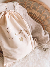 Charger l'image dans la galerie, Sac à dos cordons
< img src =https://cdn.shopify.com/s/files/1/0264/4331/7284/files/TYPO_TYPO_TYPO_2020_f0ea7750-d775-4365-9ad6-22312b875fea.jpg?v=1609341423