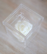 Charger l'image dans la galerie, Boite à alliances Acrylique
< img src =https://cdn.shopify.com/s/files/1/0264/4331/7284/files/TYPO_TYPO_TYPO_2020_f0ea7750-d775-4365-9ad6-22312b875fea.jpg?v=1609341423