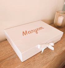 Charger l'image dans la galerie, Love box Prestige
< img src =https://cdn.shopify.com/s/files/1/0264/4331/7284/files/TYPO_TYPO_TYPO_2020_f0ea7750-d775-4365-9ad6-22312b875fea.jpg?v=1609341423