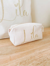 Charger l'image dans la galerie, Trousse
< img src =https://cdn.shopify.com/s/files/1/0264/4331/7284/files/TYPO_TYPO_TYPO_2020_f0ea7750-d775-4365-9ad6-22312b875fea.jpg?v=1609341423