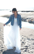 Charger l'image dans la galerie, Veste en jean "Perles"
< img src =https://cdn.shopify.com/s/files/1/0264/4331/7284/files/TYPO_TYPO_TYPO_2020_f0ea7750-d775-4365-9ad6-22312b875fea.jpg?v=1609341423