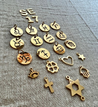 Charger l'image dans la galerie, Broche porte bonheur
< img src =https://cdn.shopify.com/s/files/1/0264/4331/7284/files/TYPO_TYPO_TYPO_2020_f0ea7750-d775-4365-9ad6-22312b875fea.jpg?v=1609341423