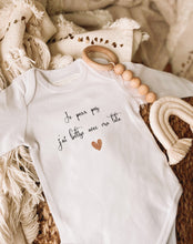 Charger l'image dans la galerie, Bodie bébé blanc - Manches courtes/longues
< img src =https://cdn.shopify.com/s/files/1/0264/4331/7284/files/TYPO_TYPO_TYPO_2020_f0ea7750-d775-4365-9ad6-22312b875fea.jpg?v=1609341423