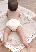 Charger l'image dans la galerie, Couverture/Fouta à franges
< img src =https://cdn.shopify.com/s/files/1/0264/4331/7284/files/TYPO_TYPO_TYPO_2020_f0ea7750-d775-4365-9ad6-22312b875fea.jpg?v=1609341423