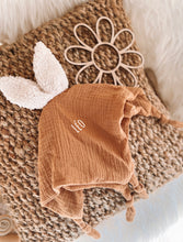 Charger l'image dans la galerie, Doudou "Gaze de coton"
< img src =https://cdn.shopify.com/s/files/1/0264/4331/7284/files/TYPO_TYPO_TYPO_2020_f0ea7750-d775-4365-9ad6-22312b875fea.jpg?v=1609341423