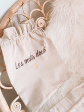 Charger l'image dans la galerie, Pochons en lin
< img src =https://cdn.shopify.com/s/files/1/0264/4331/7284/files/TYPO_TYPO_TYPO_2020_f0ea7750-d775-4365-9ad6-22312b875fea.jpg?v=1609341423