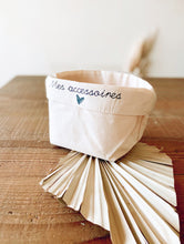 Charger l'image dans la galerie, Panière de rangement - 2 tailles
< img src =https://cdn.shopify.com/s/files/1/0264/4331/7284/files/TYPO_TYPO_TYPO_2020_f0ea7750-d775-4365-9ad6-22312b875fea.jpg?v=1609341423