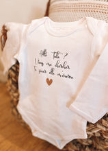 Charger l'image dans la galerie, Bodie bébé blanc - Manches courtes/longues
< img src =https://cdn.shopify.com/s/files/1/0264/4331/7284/files/TYPO_TYPO_TYPO_2020_f0ea7750-d775-4365-9ad6-22312b875fea.jpg?v=1609341423