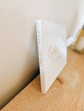 Charger l'image dans la galerie, Livre d'or Blanc Ruban - Plusieurs formats
< img src =https://cdn.shopify.com/s/files/1/0264/4331/7284/files/TYPO_TYPO_TYPO_2020_f0ea7750-d775-4365-9ad6-22312b875fea.jpg?v=1609341423