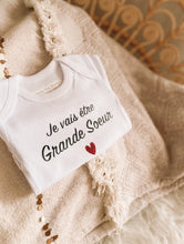 Charger l'image dans la galerie, Bodie bébé blanc - Manches courtes/longues
< img src =https://cdn.shopify.com/s/files/1/0264/4331/7284/files/TYPO_TYPO_TYPO_2020_f0ea7750-d775-4365-9ad6-22312b875fea.jpg?v=1609341423