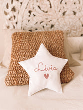 Charger l'image dans la galerie, Coussins décoratifs - Plusieurs formes
< img src =https://cdn.shopify.com/s/files/1/0264/4331/7284/files/TYPO_TYPO_TYPO_2020_f0ea7750-d775-4365-9ad6-22312b875fea.jpg?v=1609341423