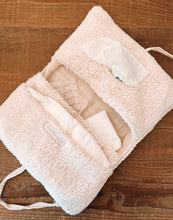 Charger l'image dans la galerie, Range couches - Moumoute
< img src =https://cdn.shopify.com/s/files/1/0264/4331/7284/files/TYPO_TYPO_TYPO_2020_f0ea7750-d775-4365-9ad6-22312b875fea.jpg?v=1609341423