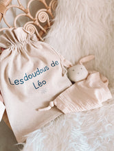 Charger l'image dans la galerie, Pochons en lin
< img src =https://cdn.shopify.com/s/files/1/0264/4331/7284/files/TYPO_TYPO_TYPO_2020_f0ea7750-d775-4365-9ad6-22312b875fea.jpg?v=1609341423